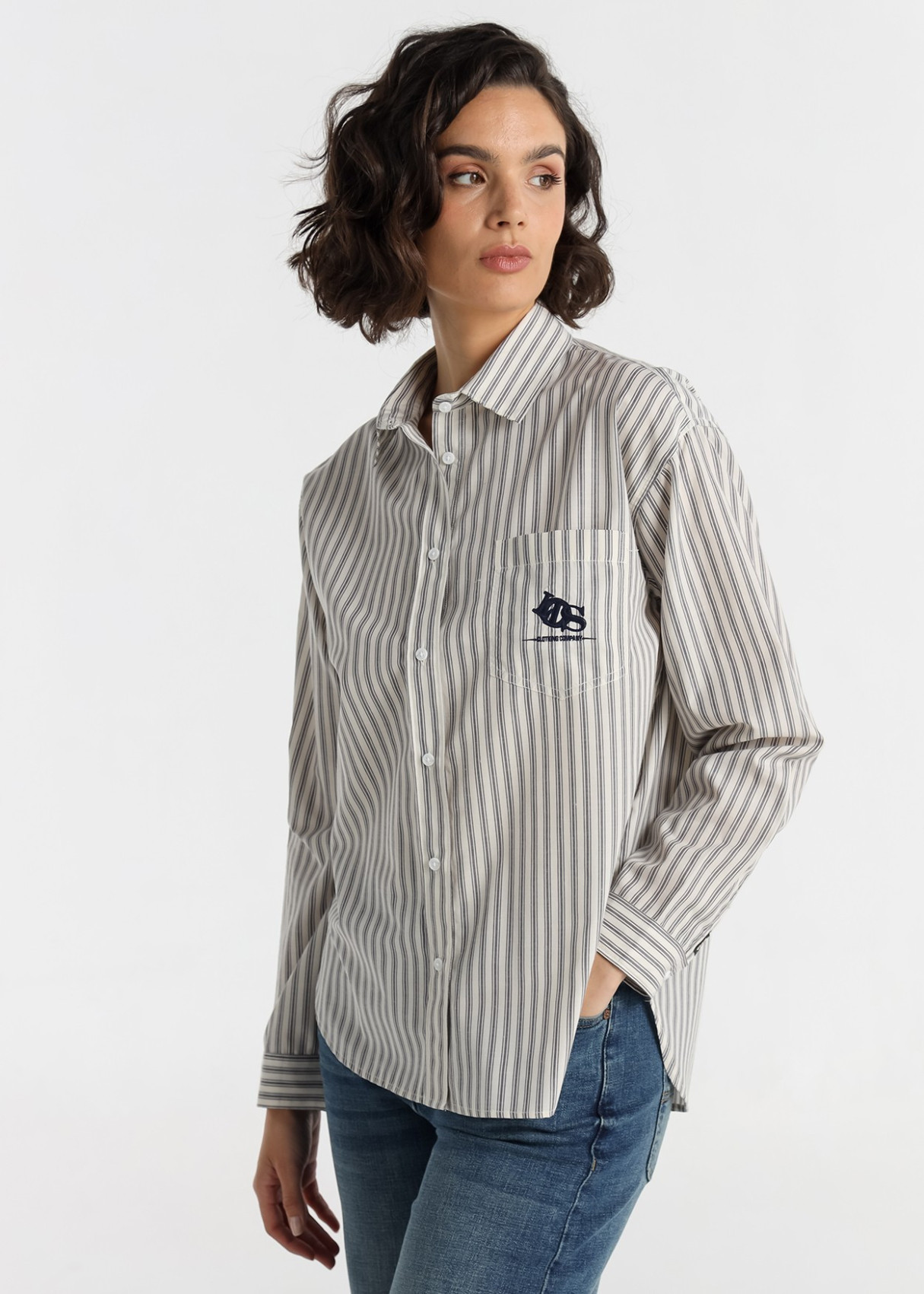 Camisa Manga Larga bolsillo logo bordado gris