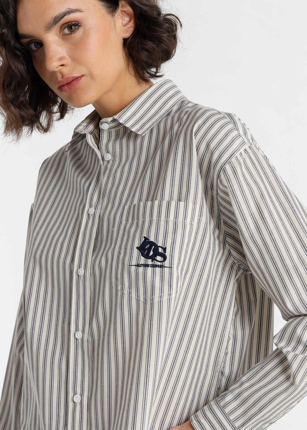 Camisa Manga Larga bolsillo logo bordado gris
