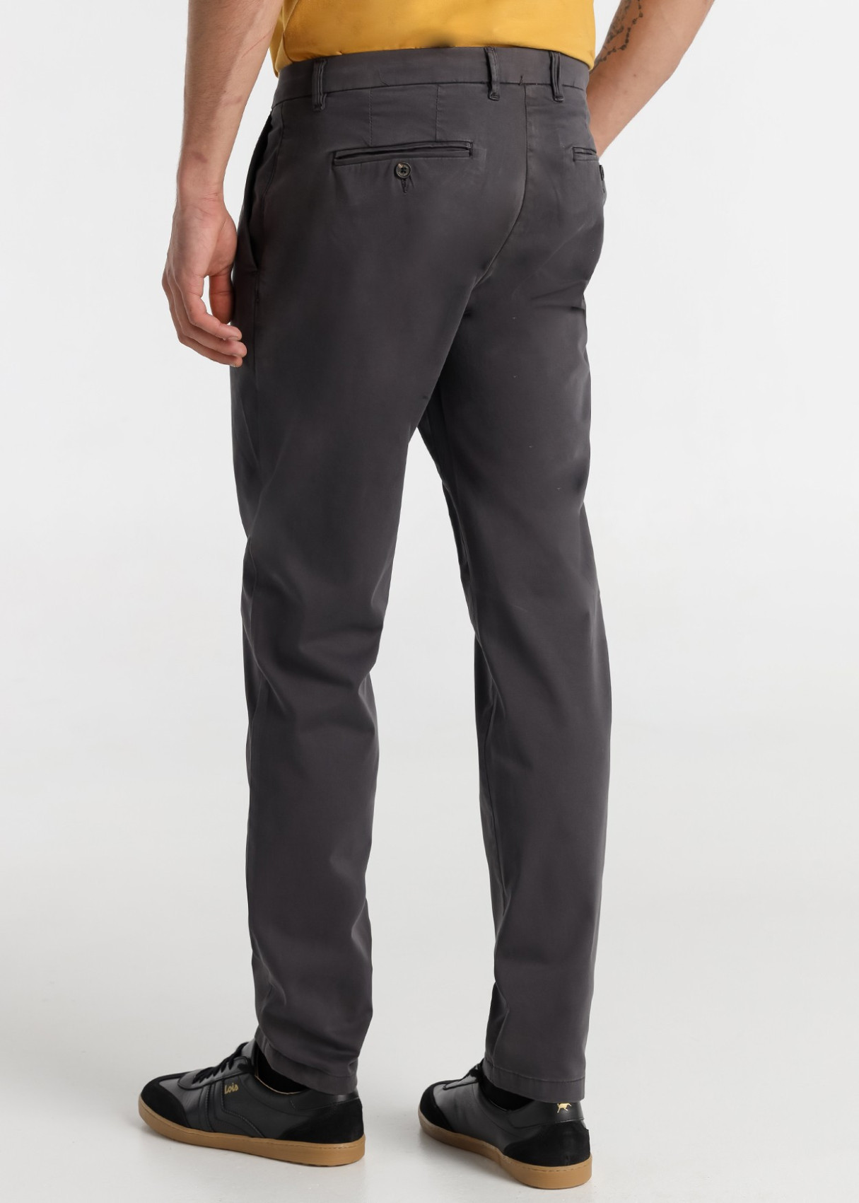 Pantalón slim fit gris