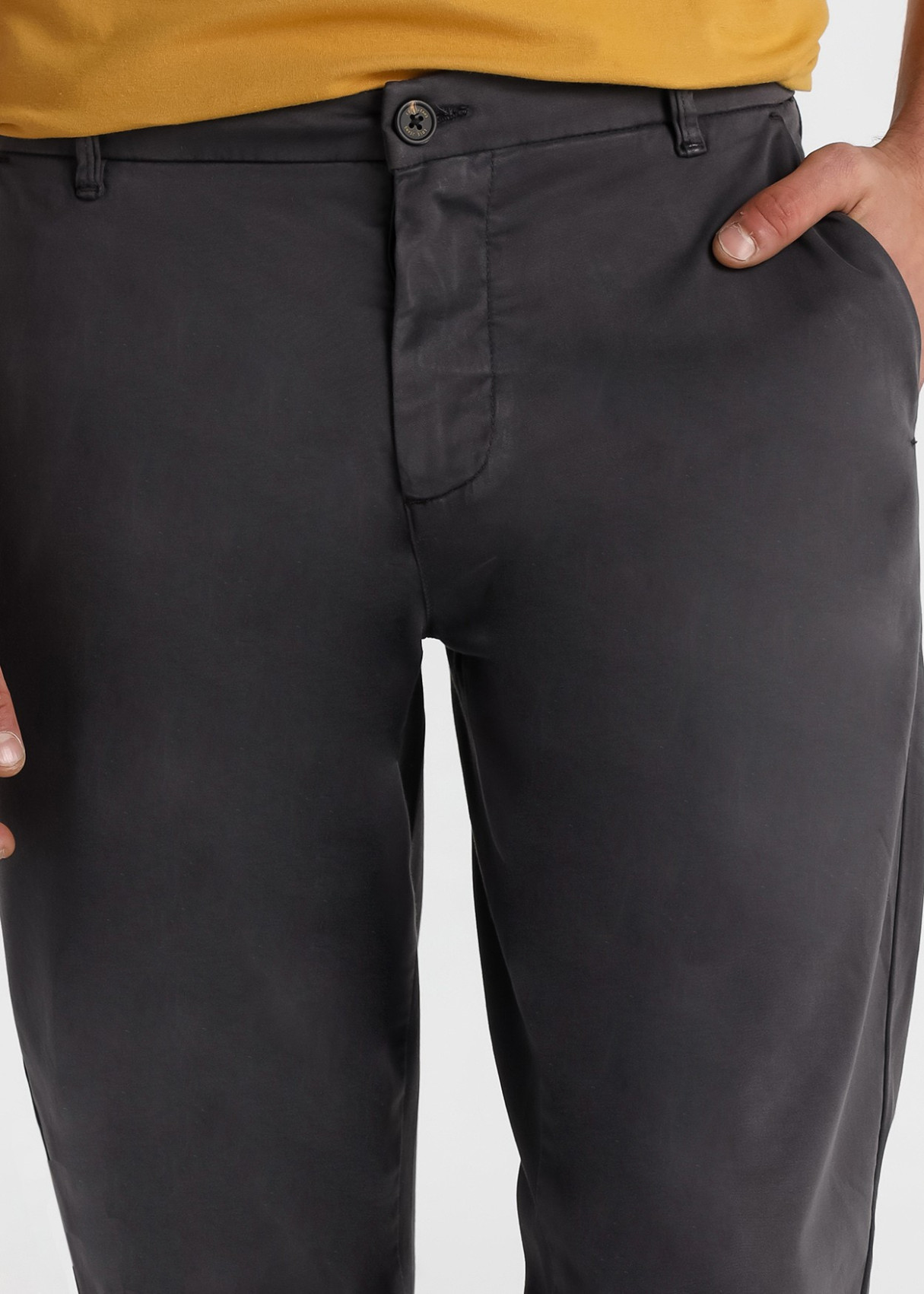 Pantalón slim fit gris