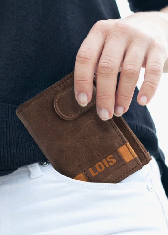 Cartera vertical de piel cierre botón con llavero marrón