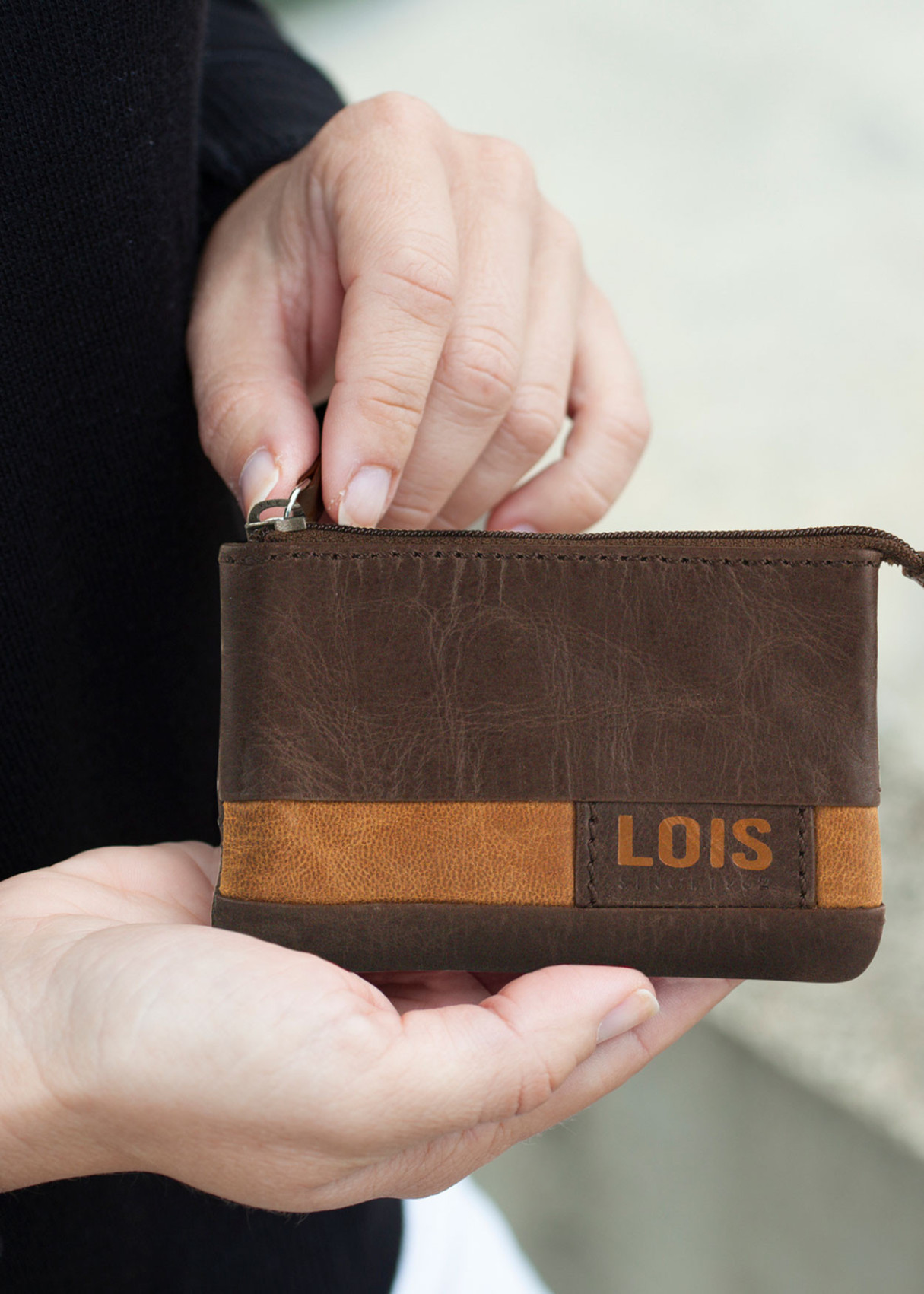 Cartera monedero de piel con detalle llavero marrón