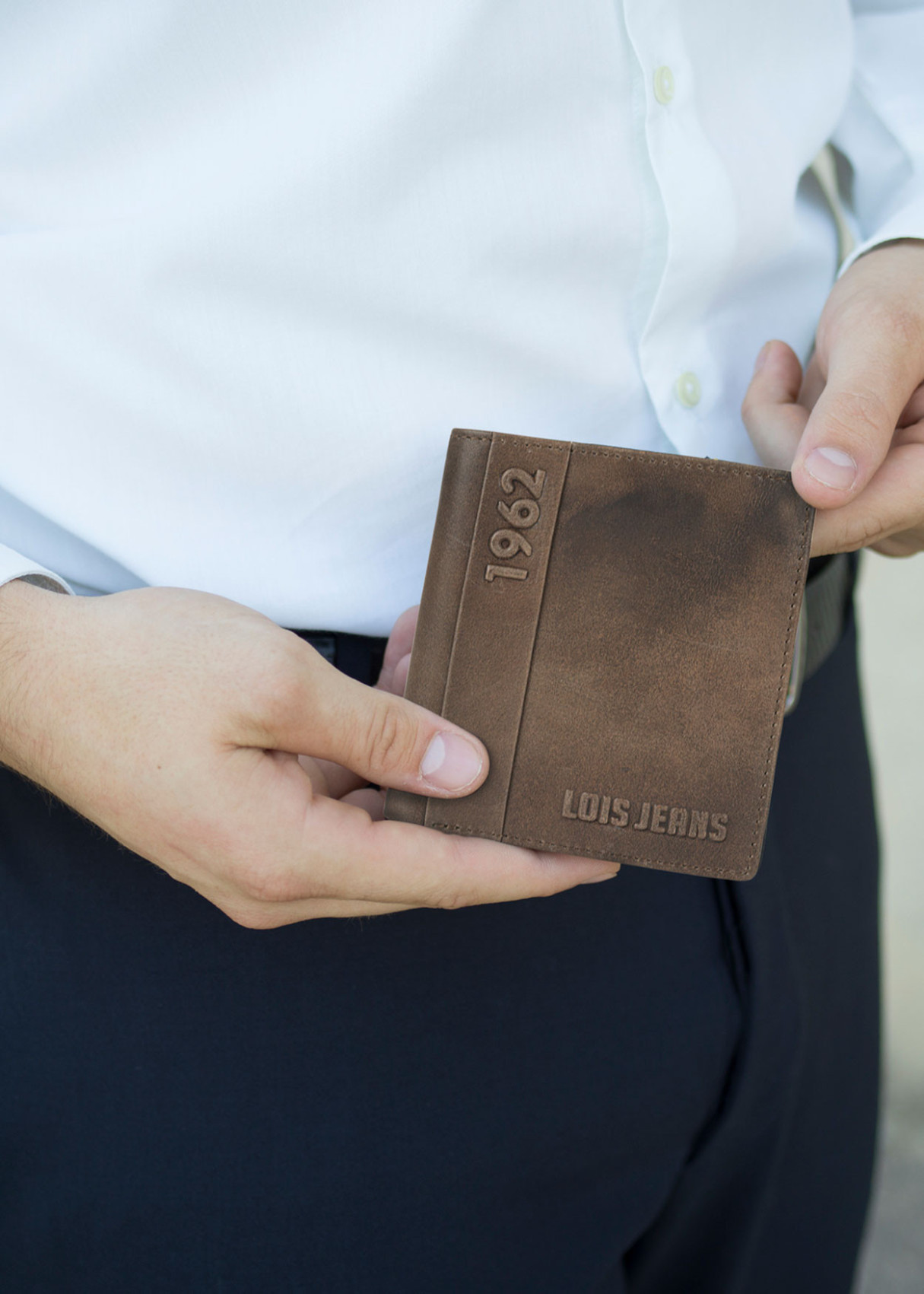 Cartera billetera tarjetero de piel efecto desgastado con logo en relieve marrón