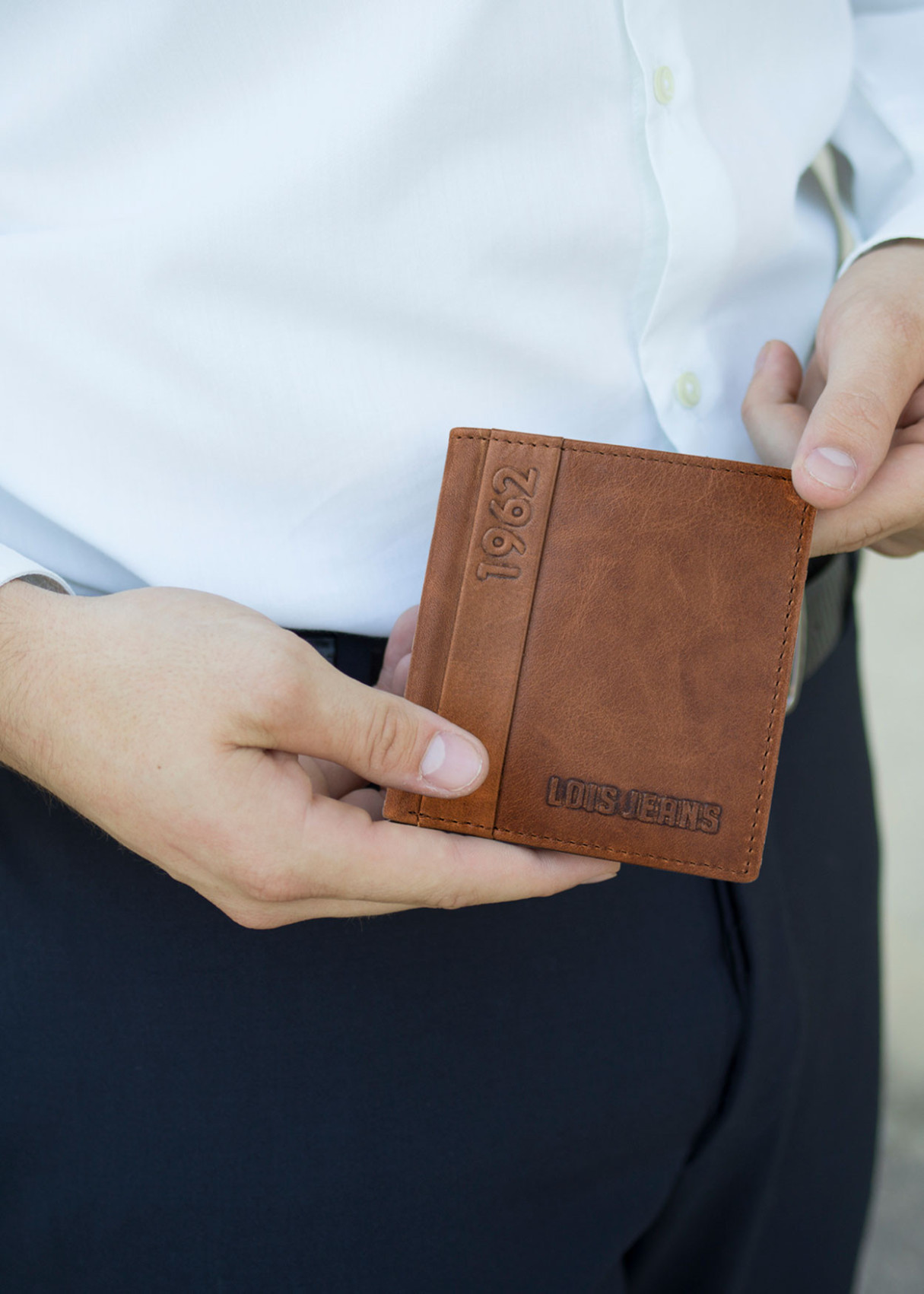 Cartera billetera tarjetero de piel vertical con logo 1962 en relieve cuero marrón