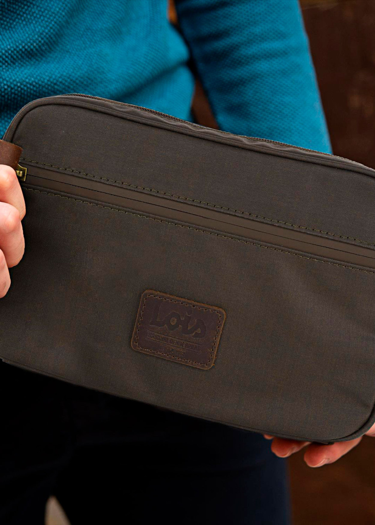 Cartera de mano de lona marrón