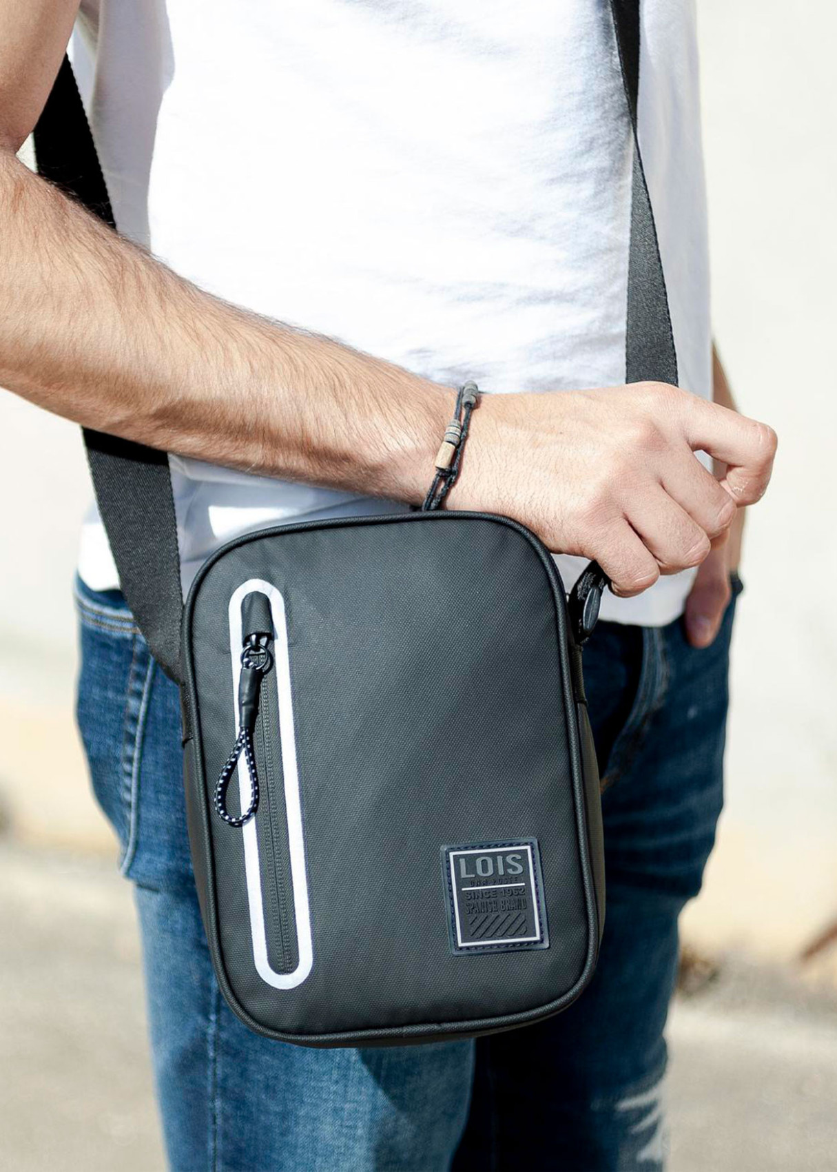 Bandolera impermeable con cremalleras negra