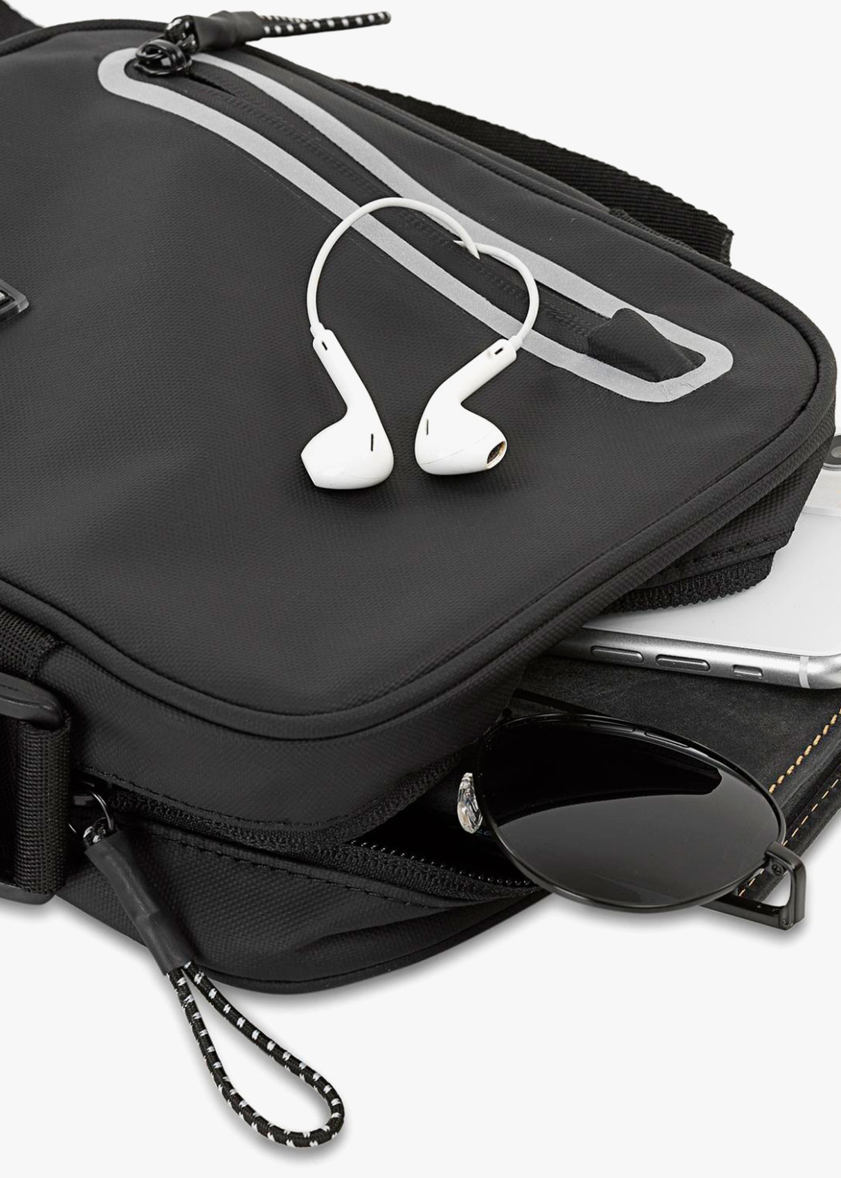 Bandolera impermeable con cremalleras negra