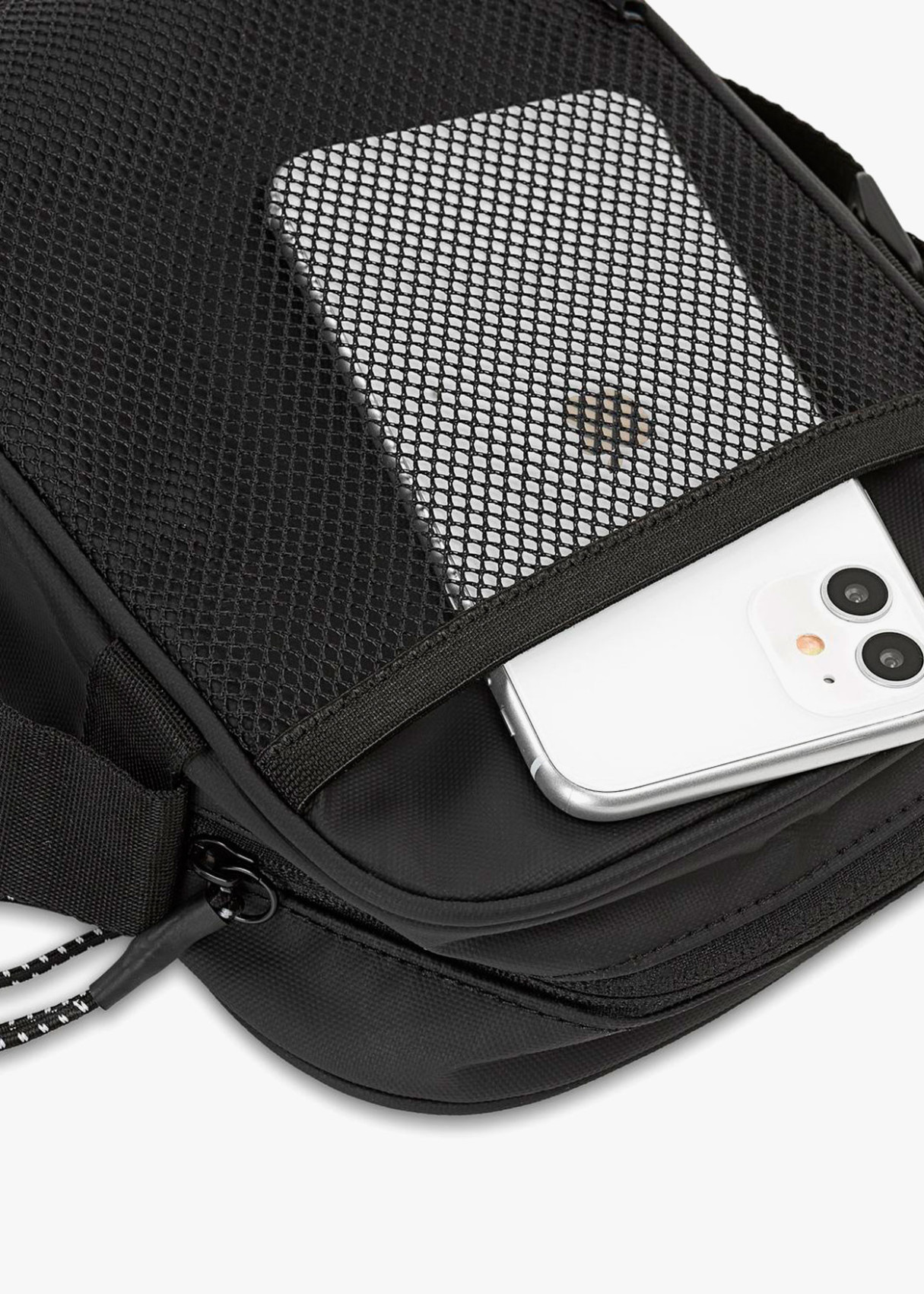 Bandolera impermeable con cremalleras negra