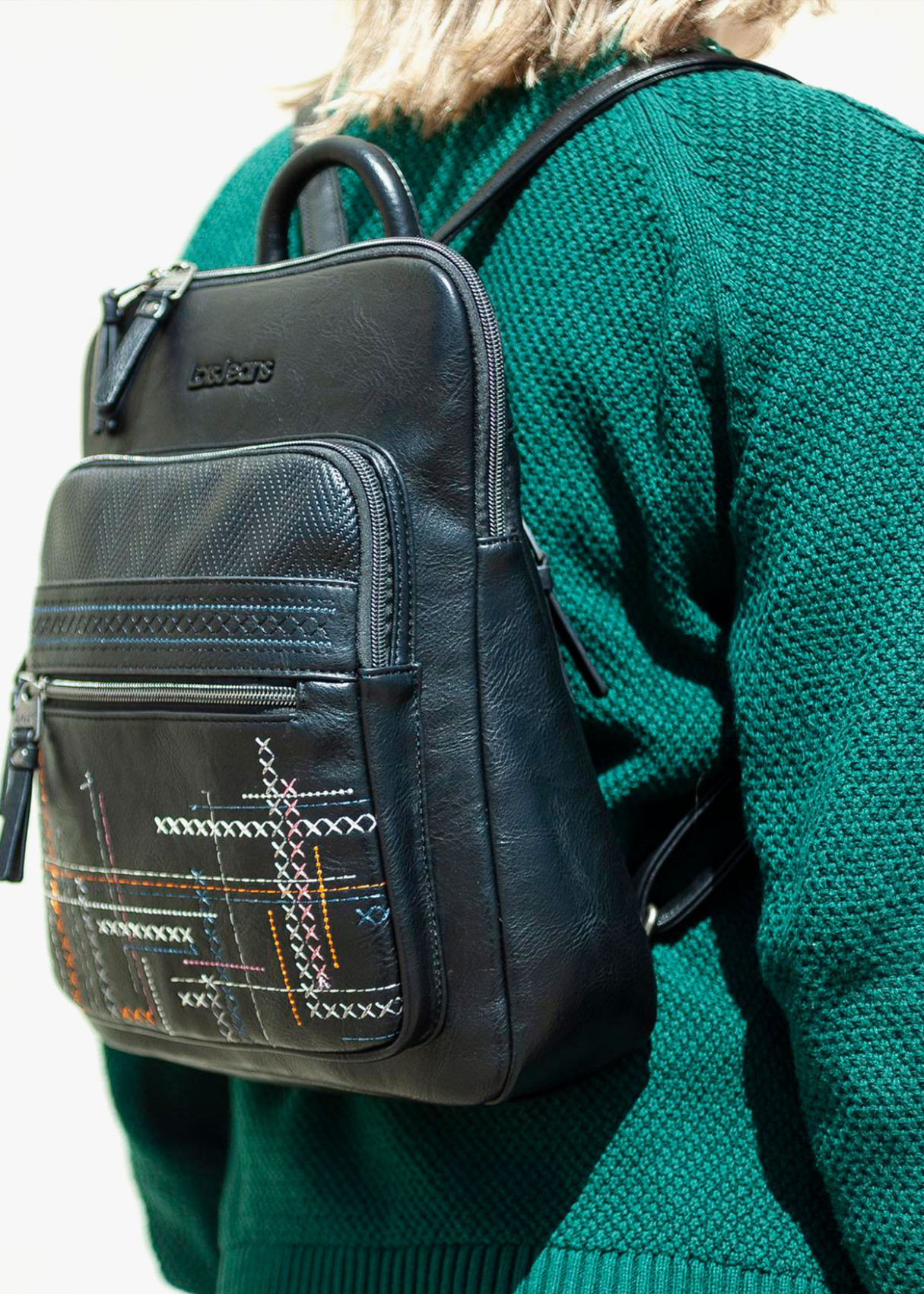 Mochila piel sintética bordados líneas