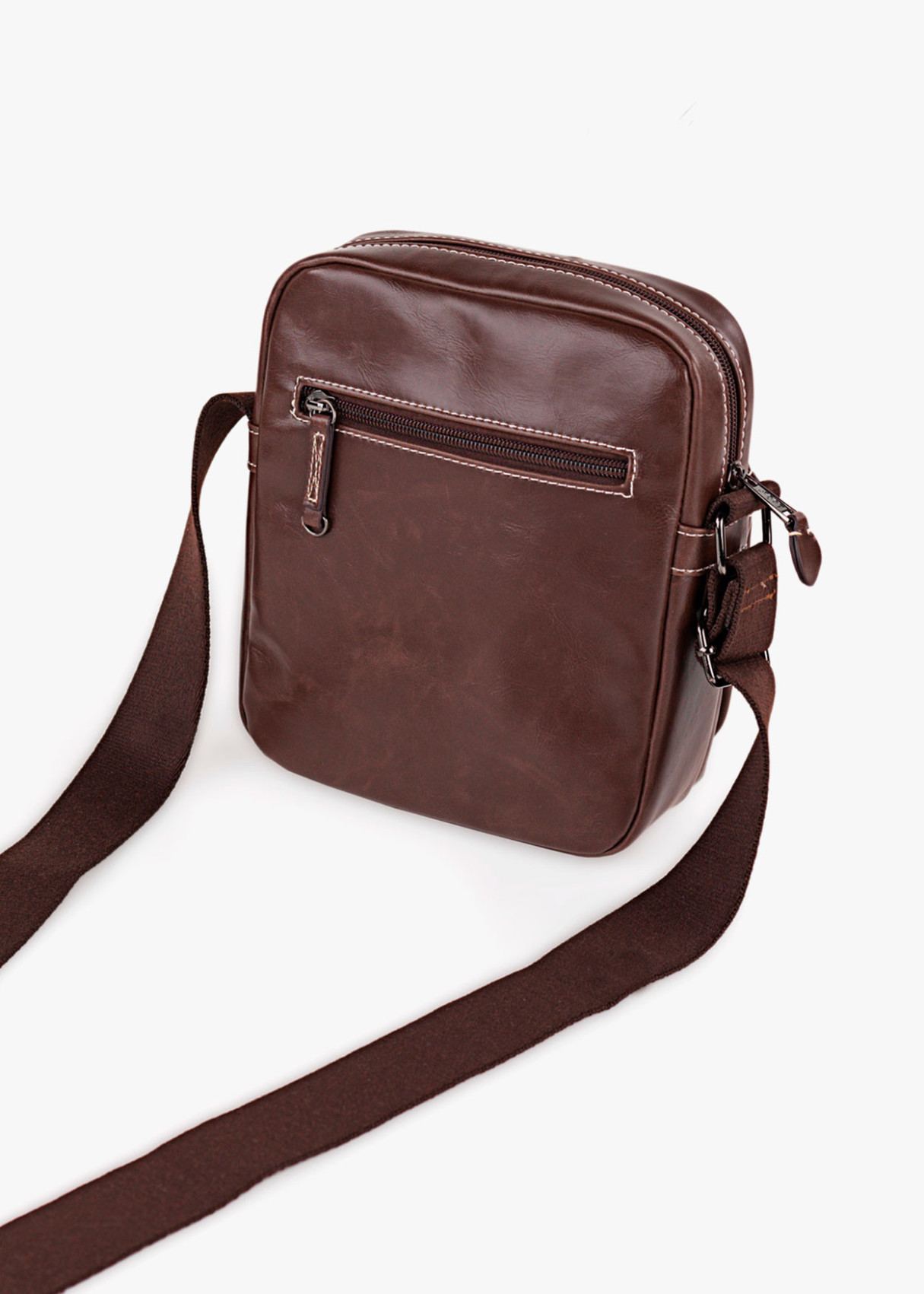 Bolso bandolera con bolsillo solapa marrón