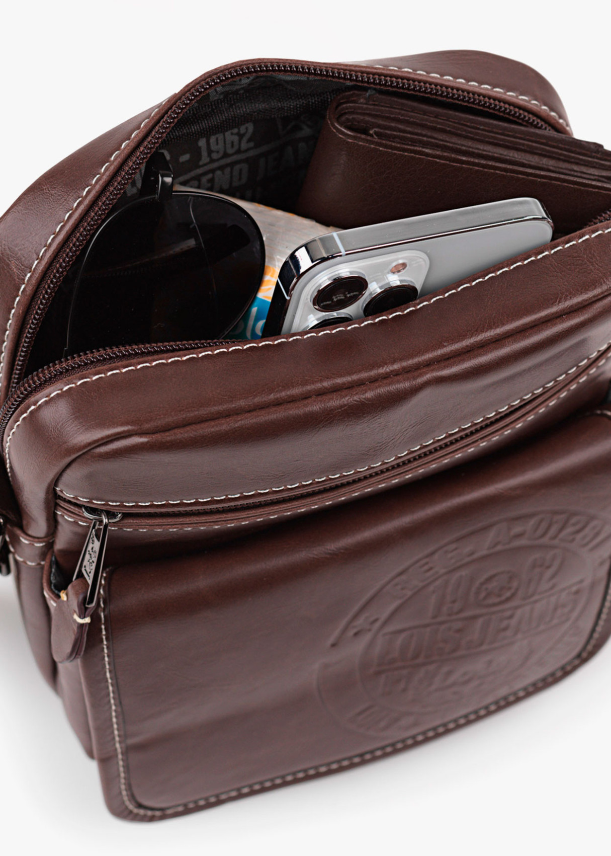 Bolso bandolera con bolsillo solapa marrón