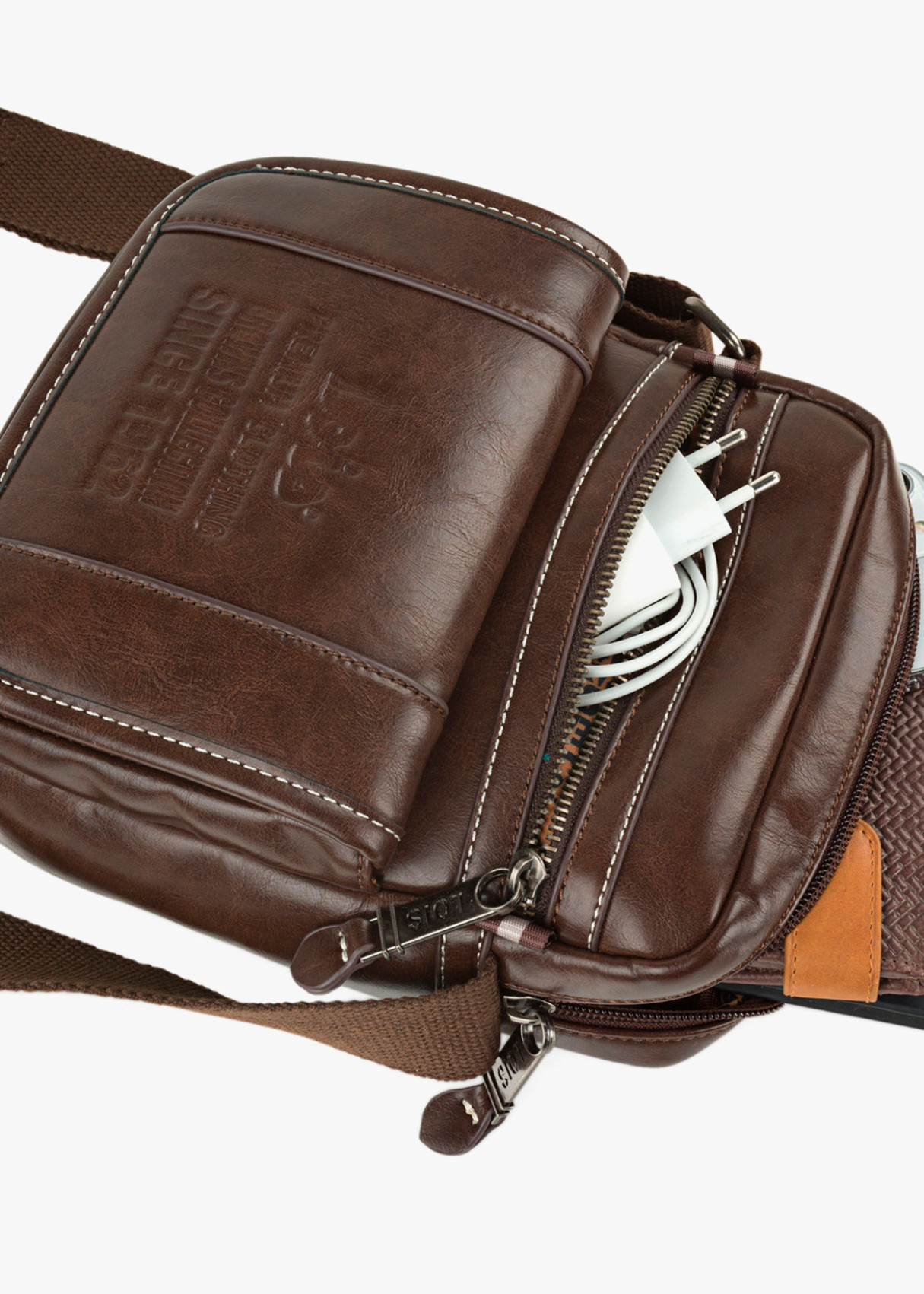 Bolso bandolera ajustable con solapa y cremallera marrón