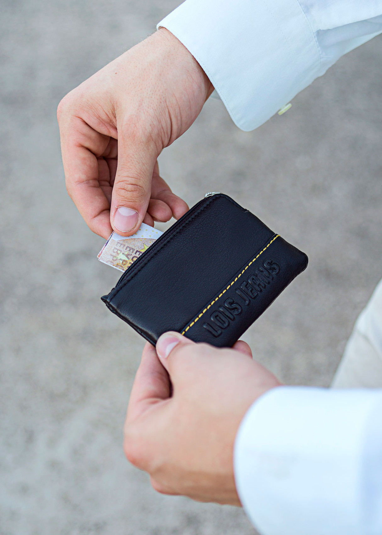 Monedero de piel pequeño con llavero y bolsillo exterior negro