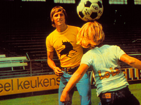 Johan Cruyff Jugando al Fútbol con Camiseta Lois
